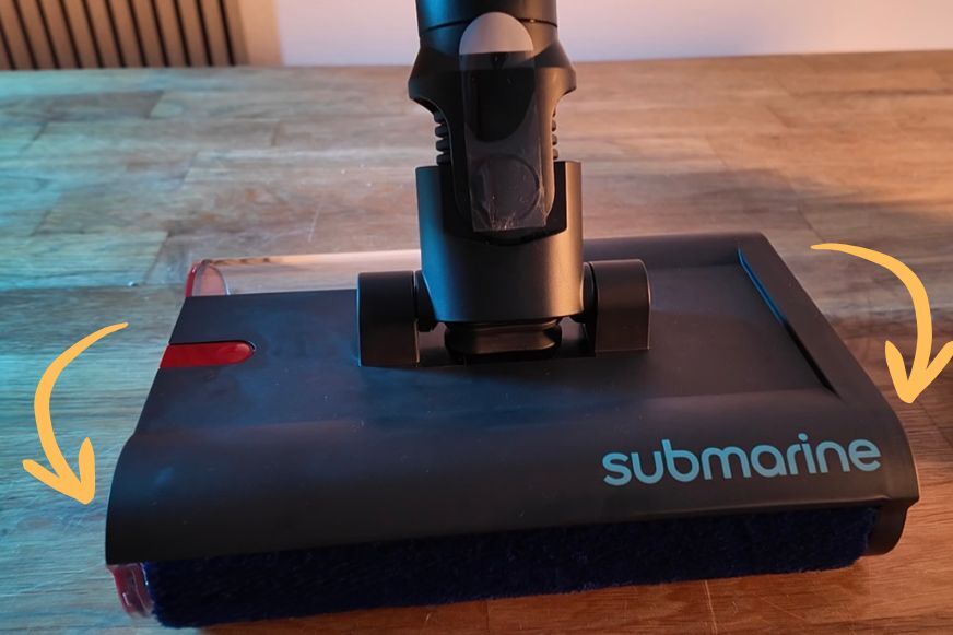 Der Dyson V16 Piston Animal Submarine Wischaufsatz wird im Test gezeigt, dass ein kleiner Rand ungewischt bleibt mit einem Pfeil.